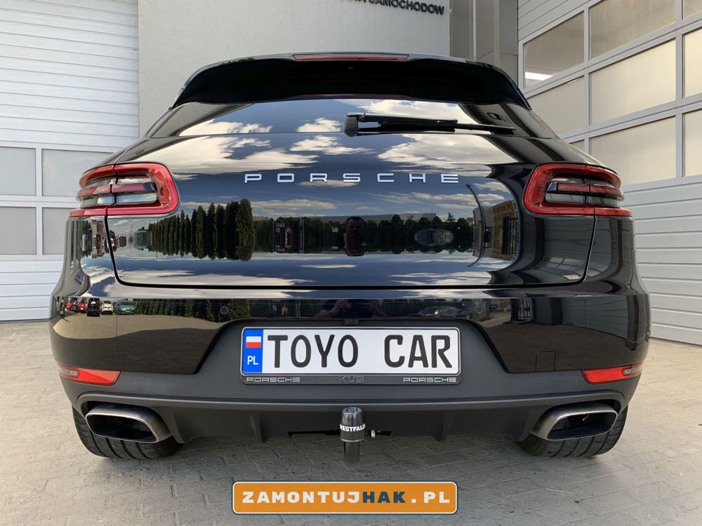 tył samochodu osobowego Porsche Macan z hakiem holowniczym za tylnym zderzakiem samochodu, hak holowniczy westfalia o numerze 327068600001 dobrze widoczny na zdjęciu 